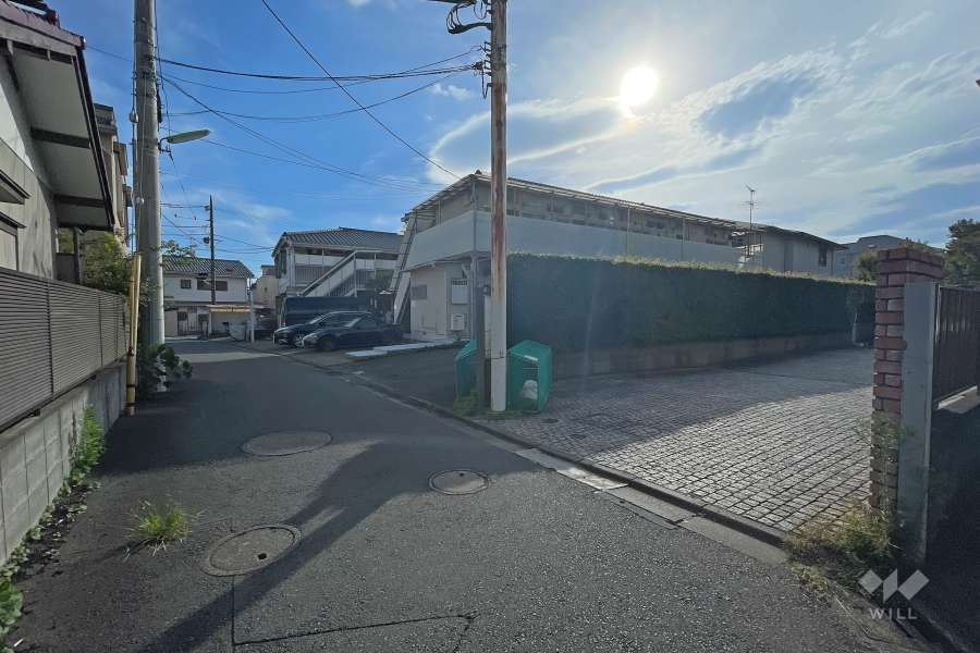 敷地東側の前面道路（北側から）