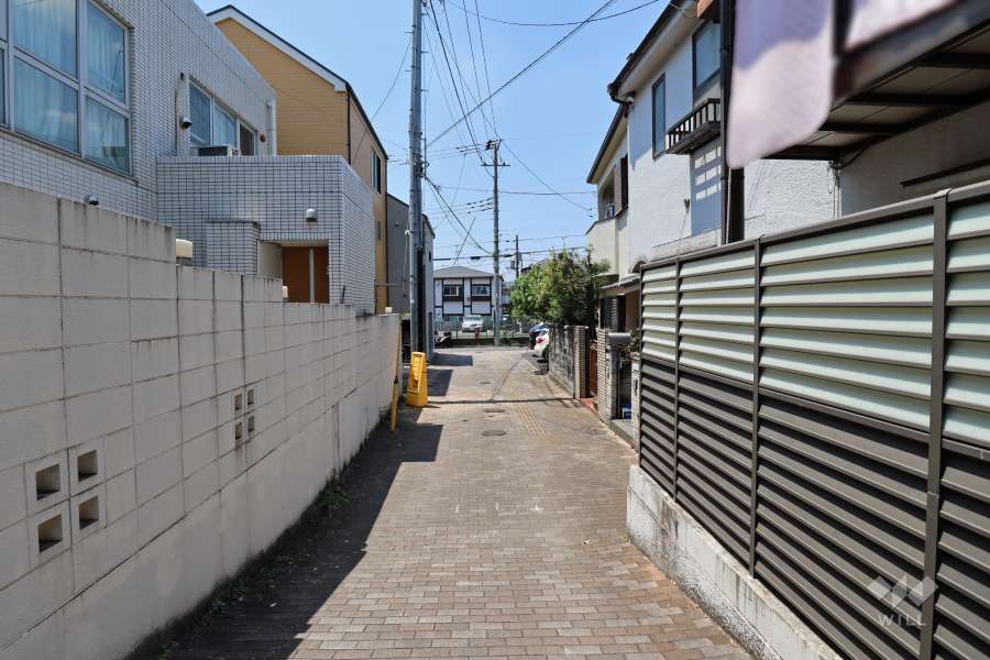 敷地北側の前面道路（東側から）
