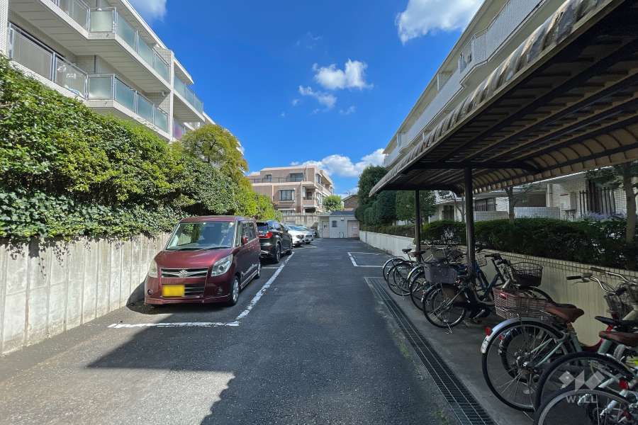 敷地内駐車場（屋外平面式）と駐輪場