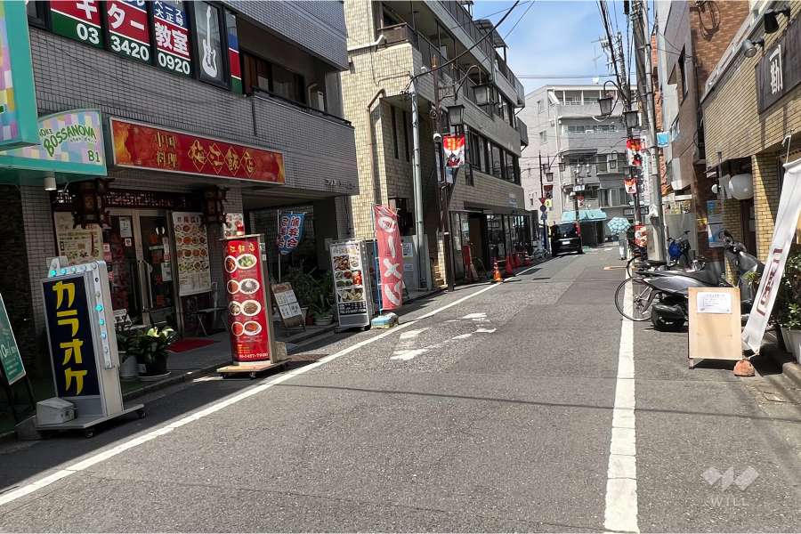 敷地南東側の前面道路(南西側から)