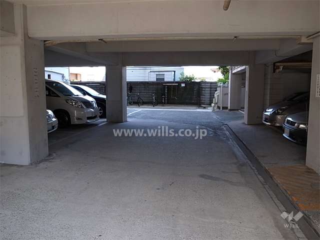 建物1階にある敷地内駐車場（平面式）