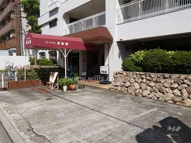 建物1階西側には店舗部分があります。