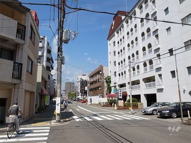 敷地西側の前面道路。二車線のバス通りです。