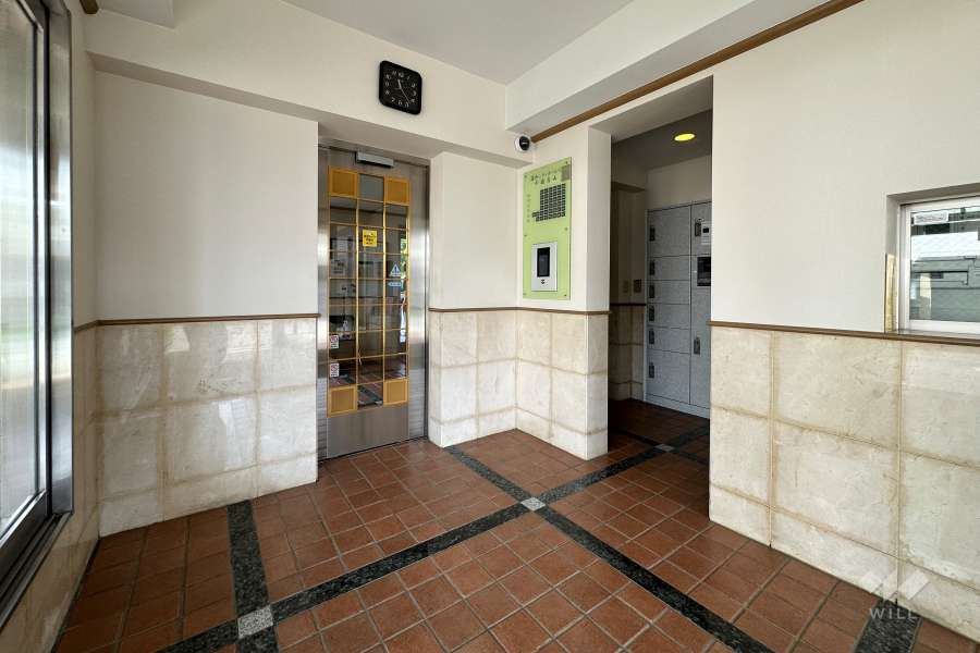 エントランスはオートロック付きです。