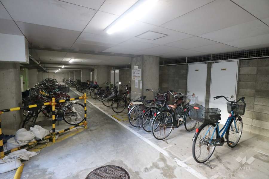駐輪場（地階）とトランクルーム