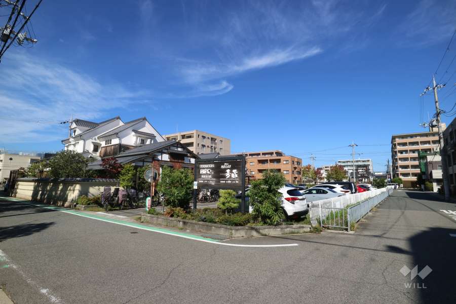 敷地北西側にパン屋とカフェがあります。