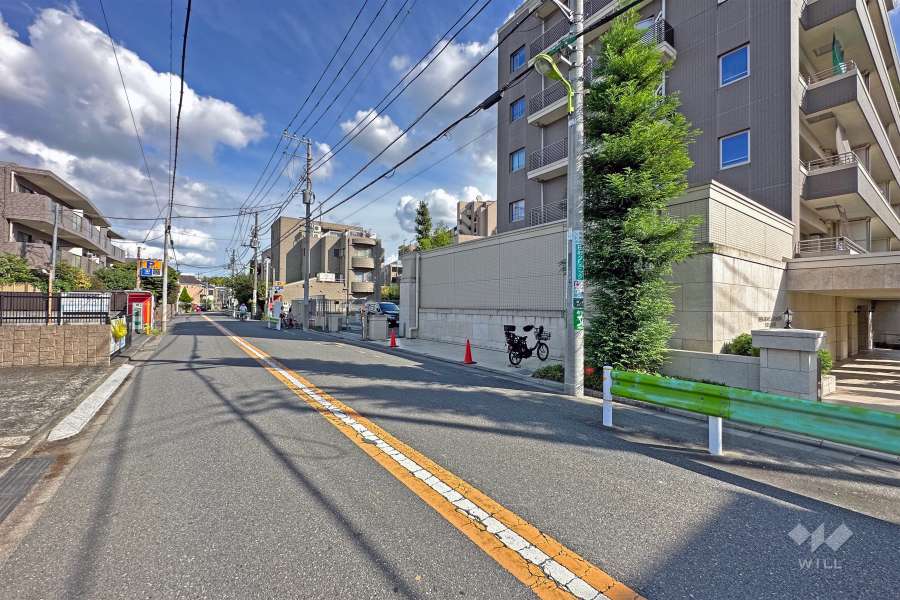 敷地北側の前面道路は粕谷区民センター通りです（西側から）。