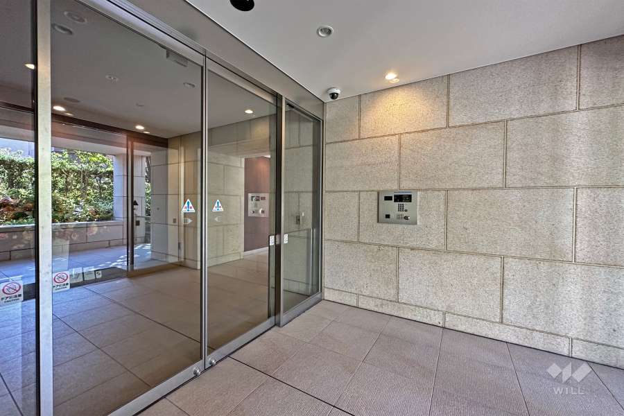 エントランスはオートロック付きです。