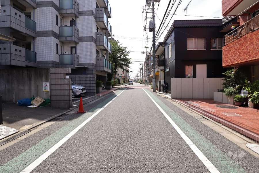 敷地南側の前面道路（東側から）