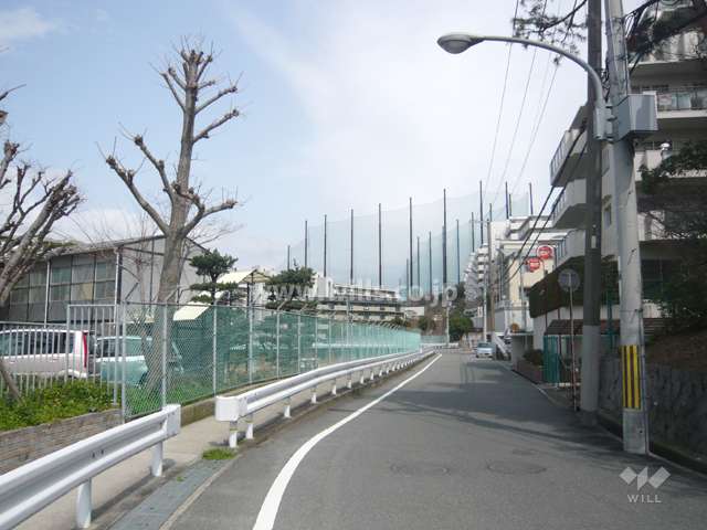 敷地北西側の前面道路。道を挟んで向かい側は西宮高等学校です。