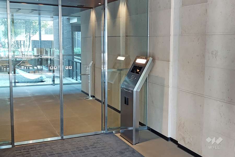 エントランスはオートロック付きです（南側棟）。