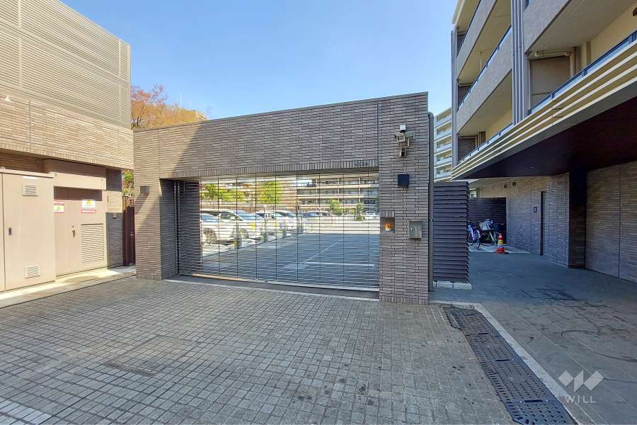 駐車場の出入り口（リングシャッター付き）