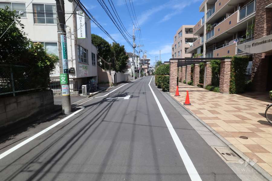 敷地西側の前面道路(南側から)