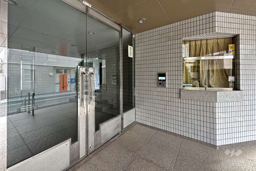 エントランスはオートロック付きです。