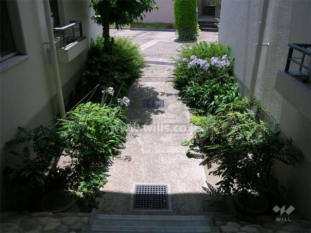 敷地内の通路。植栽スペースが各所に設けられています。