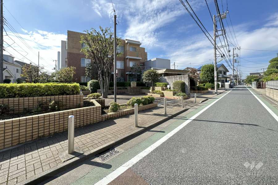 敷地北東側の前面道路