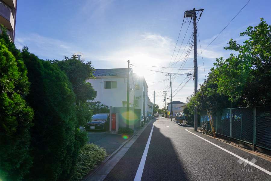 敷地北側の前面道路（東側から）