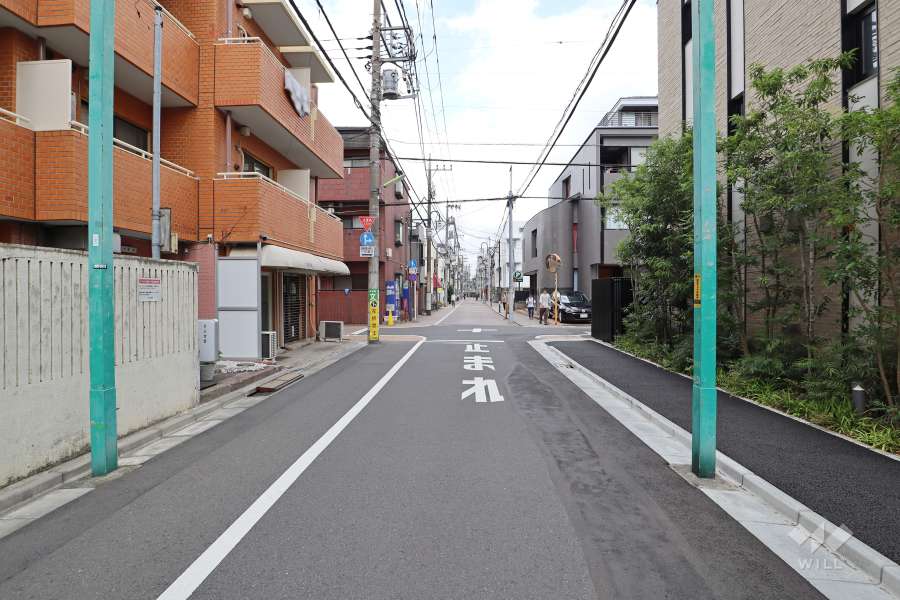 敷地東側の前面道路(南側から)
