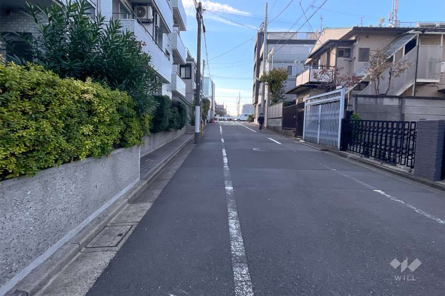 敷地西側の前面道路