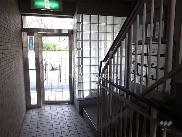 エントランスホール。壁面にはガラスブロックが用いられています。