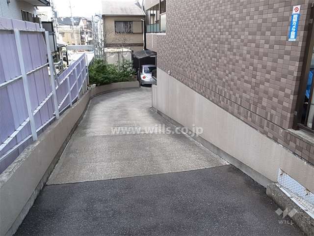 地階にある駐車場に向かうスロープ