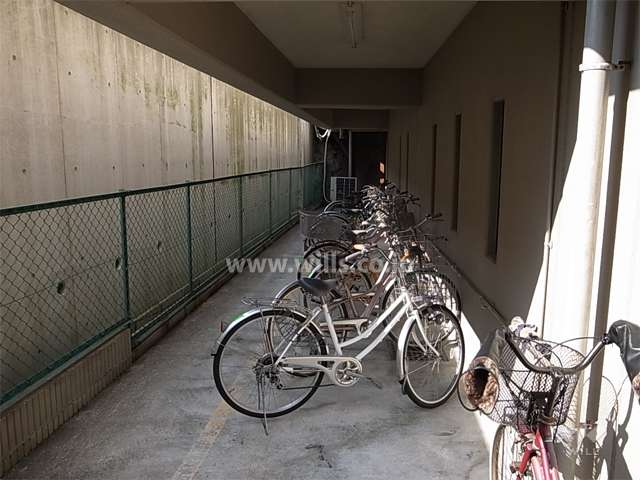 駐車場の横にある駐輪場