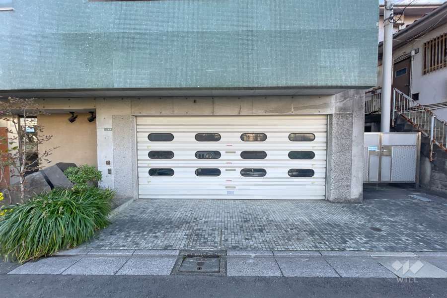 駐車場の出入り口（シャッター付き）