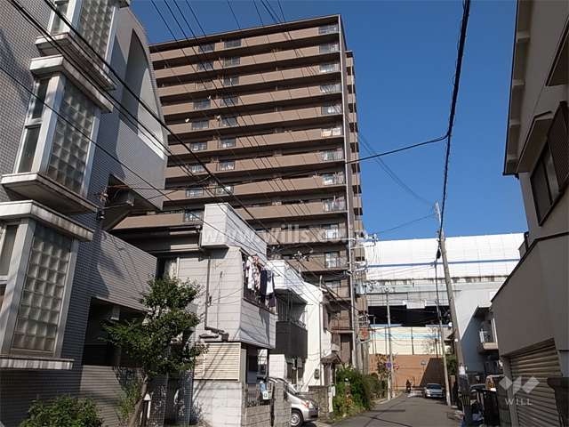 敷地の南側には一戸建てが中心に立ち並んでいます。