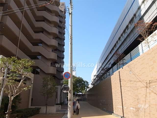 敷地の北側には国道43号線と阪神高速が通っています。