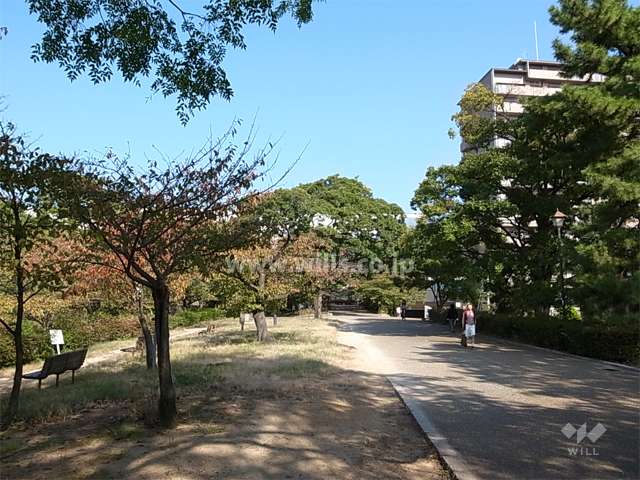 敷地の西側には夙川が流れています。