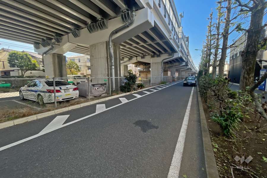 敷地南側は中央自動車道に面しています。