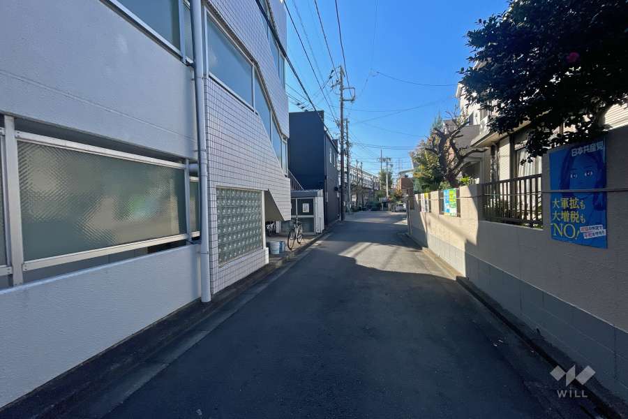 敷地北側の前面道路（東側から）