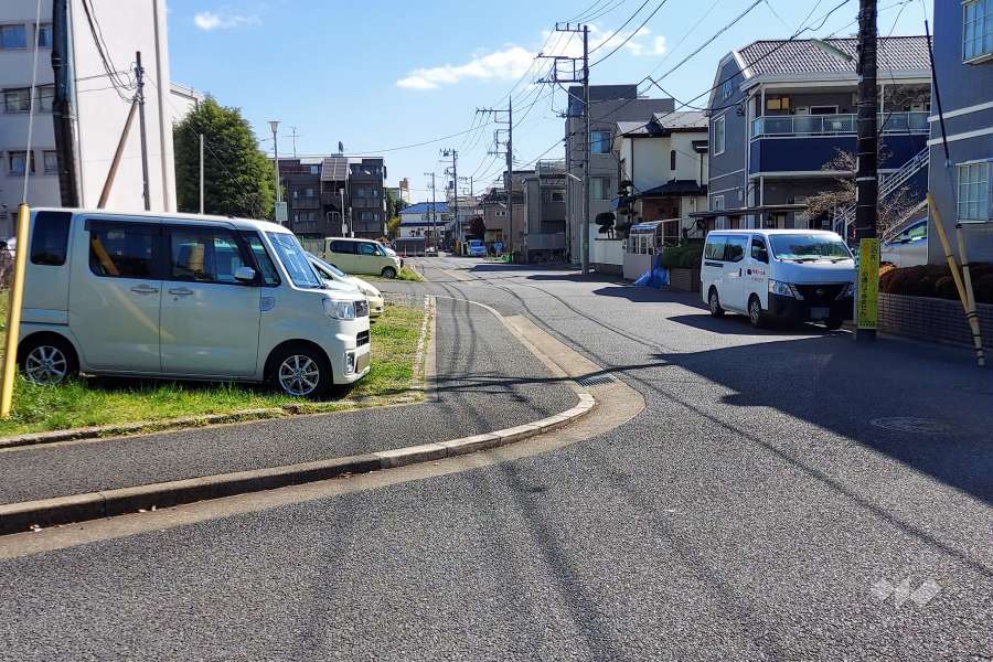敷地西側の前面道路(北側から)