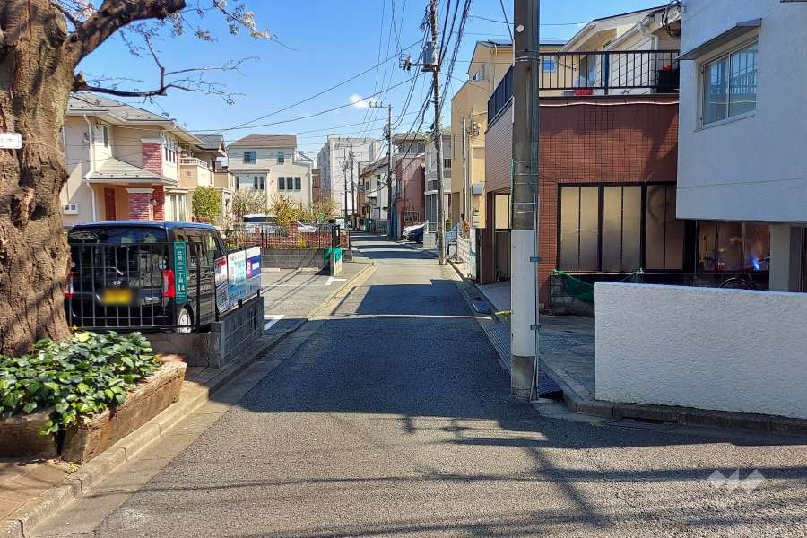 敷地北側の前面道路