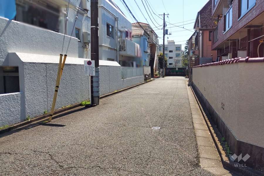 敷地西側の前面道路