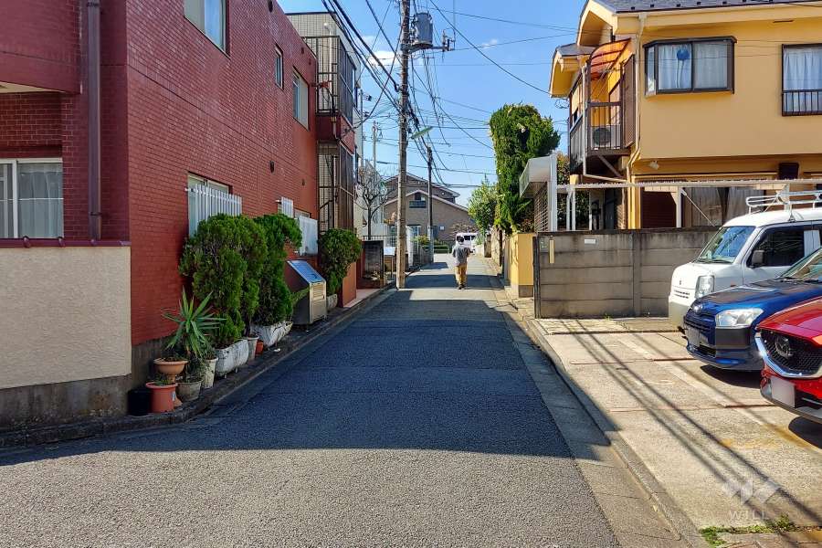 敷地北側の前面道路(東側から)