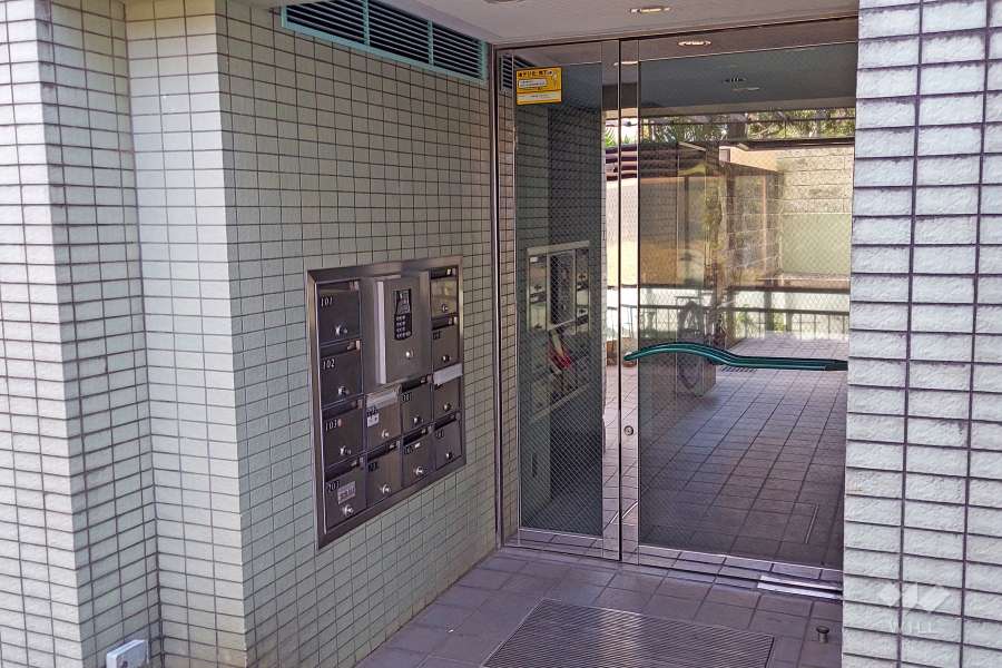 エントランスはオートロック付きです。