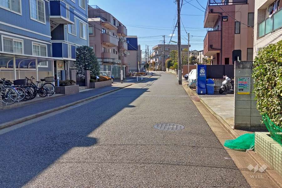 敷地南側の前面道路(東側から)
