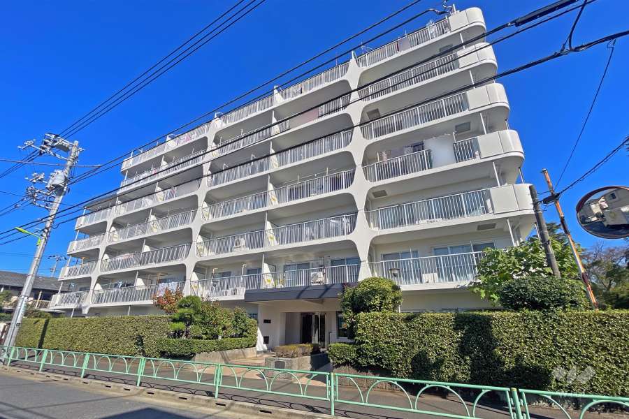 日商岩井北烏山マンションの外観（南西側から）