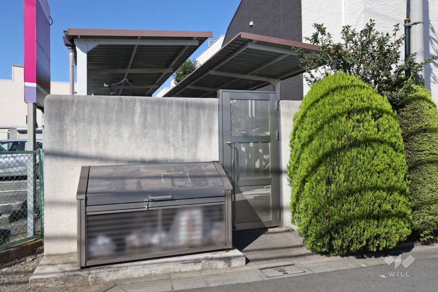 敷地南側にある駐輪場入口とゴミ置き場