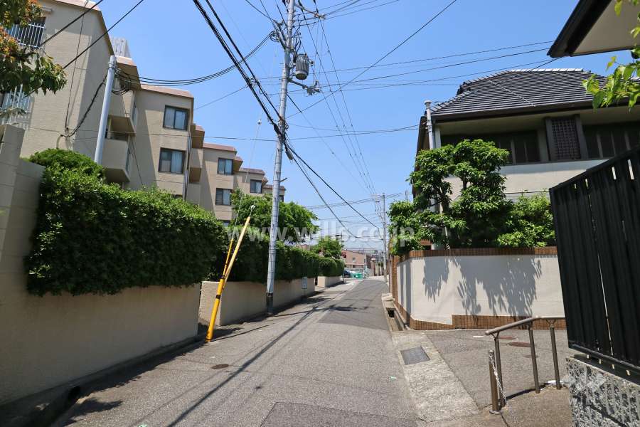 敷地東側の前面道路
