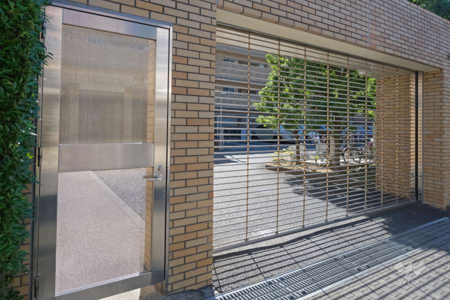 駐車場出入り口（リングゲート付き）