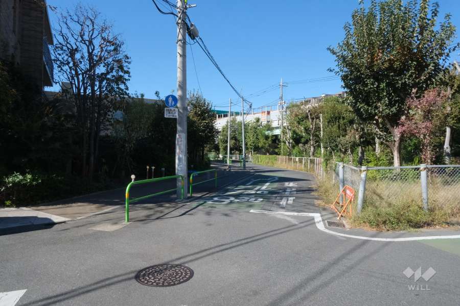 敷地の北側前面道路（東側から）