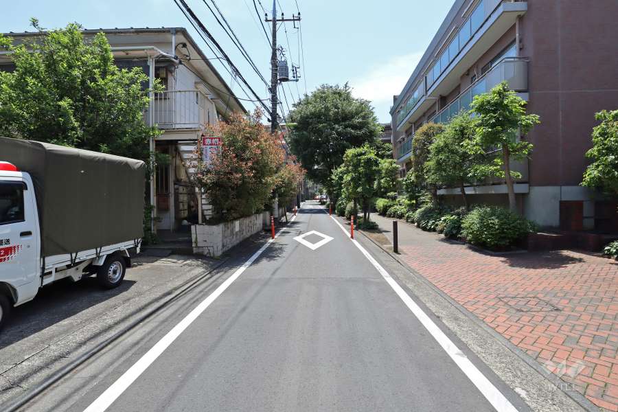 敷地東側の前面道路（北側から）