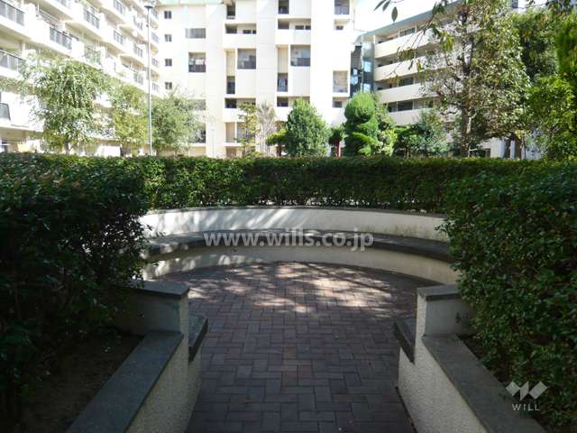 広場の各所にベンチが設置され、くつろげるスペースになっています。