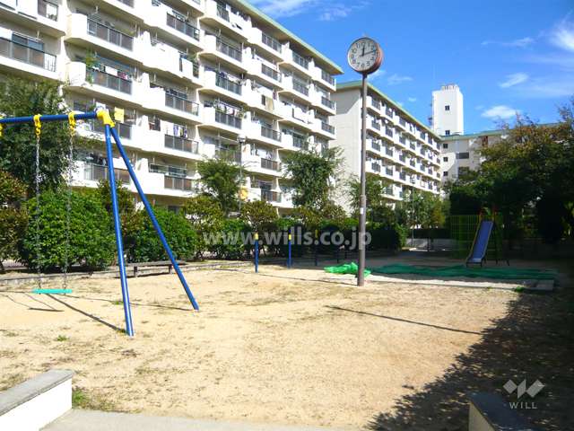 遊具が充実した敷地内の公園