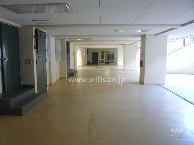 棟をつなぐ共用部分（ピロティ）