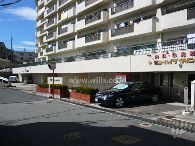 1階部分には一部店舗が入っています。