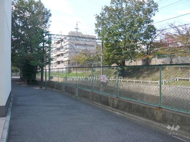 敷地の北側はJR神戸線が走っています。
