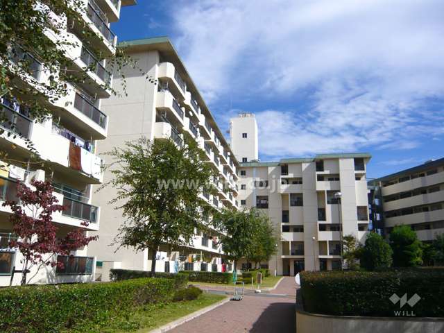 夙川ビューハイツの外観（B棟とC棟を南西側から）